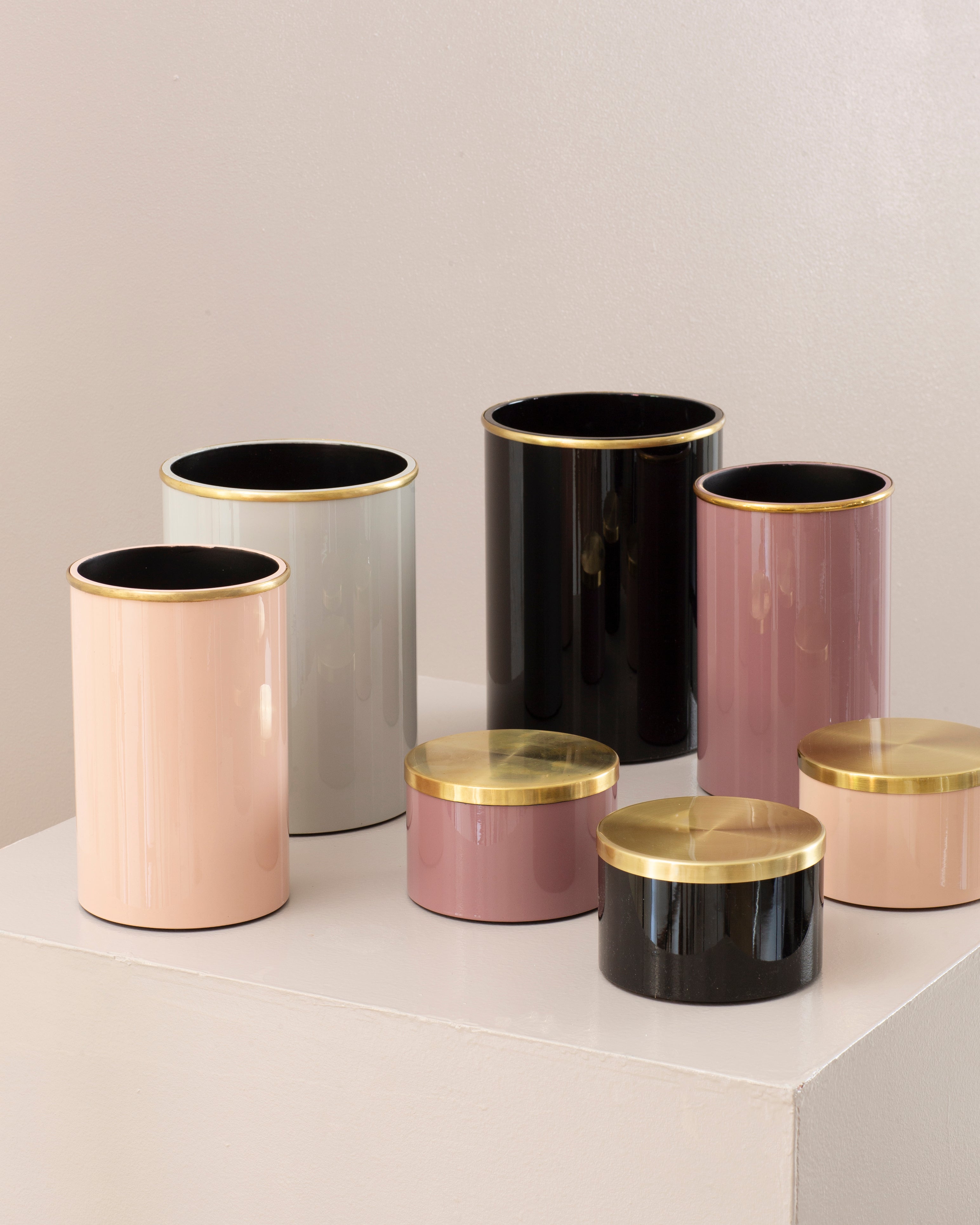 Round Box w Brass Lid, Black