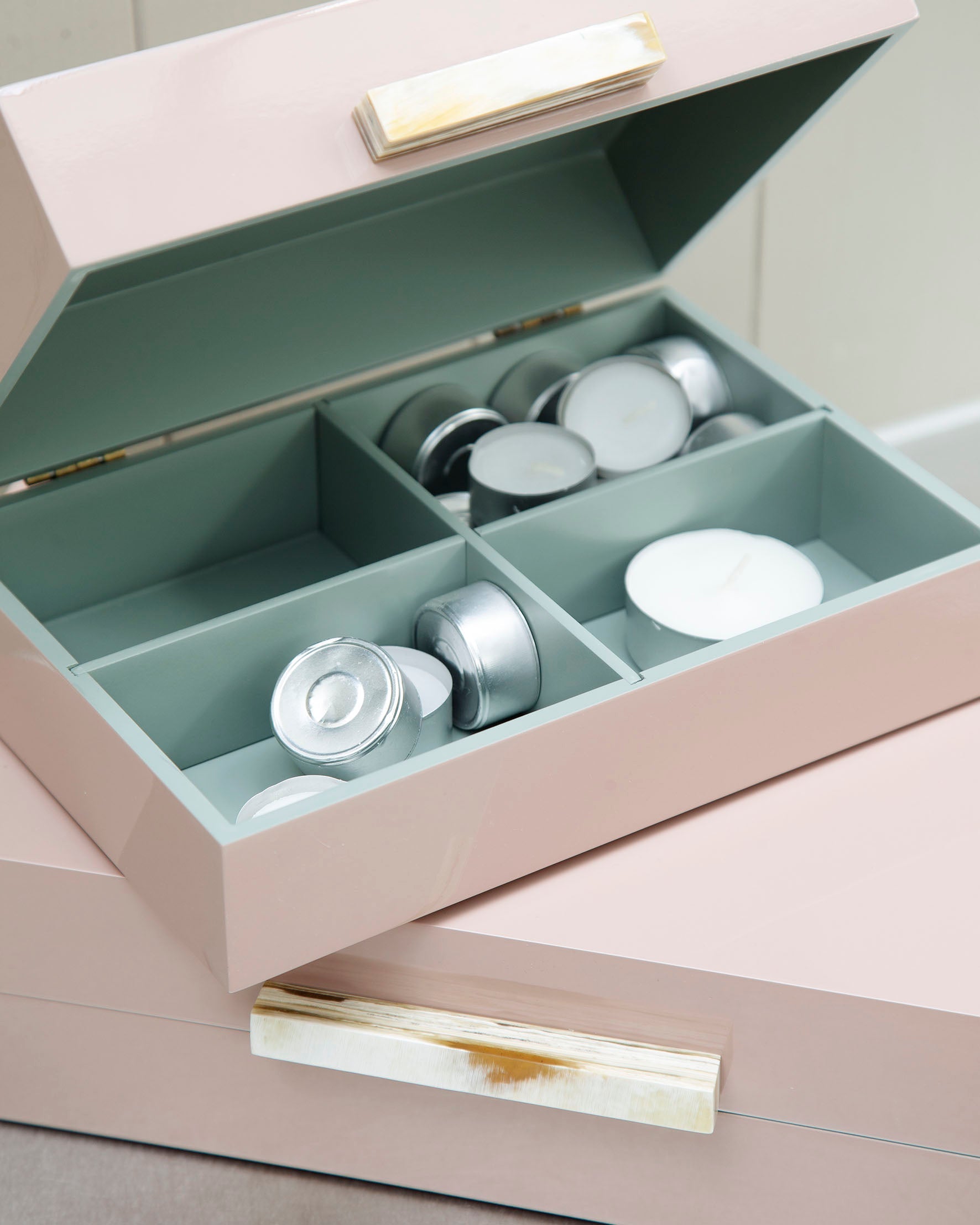 Lacquer Box w Horn stick, Skin