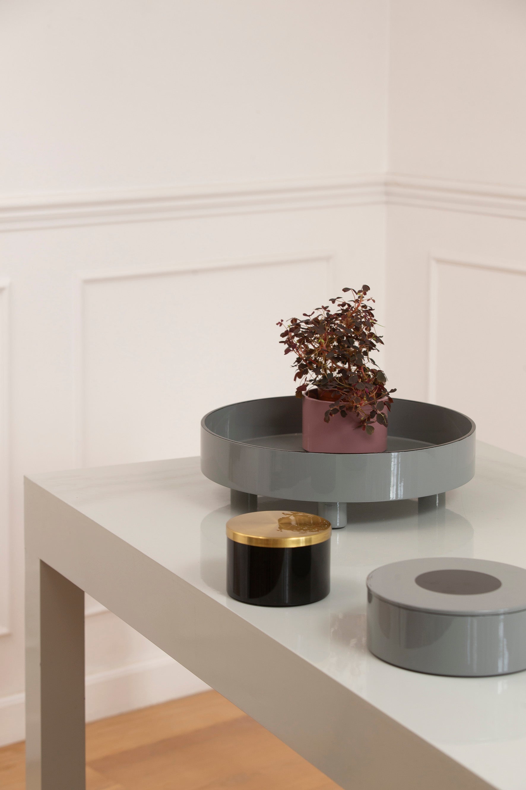 Round Box w Brass Lid, Black