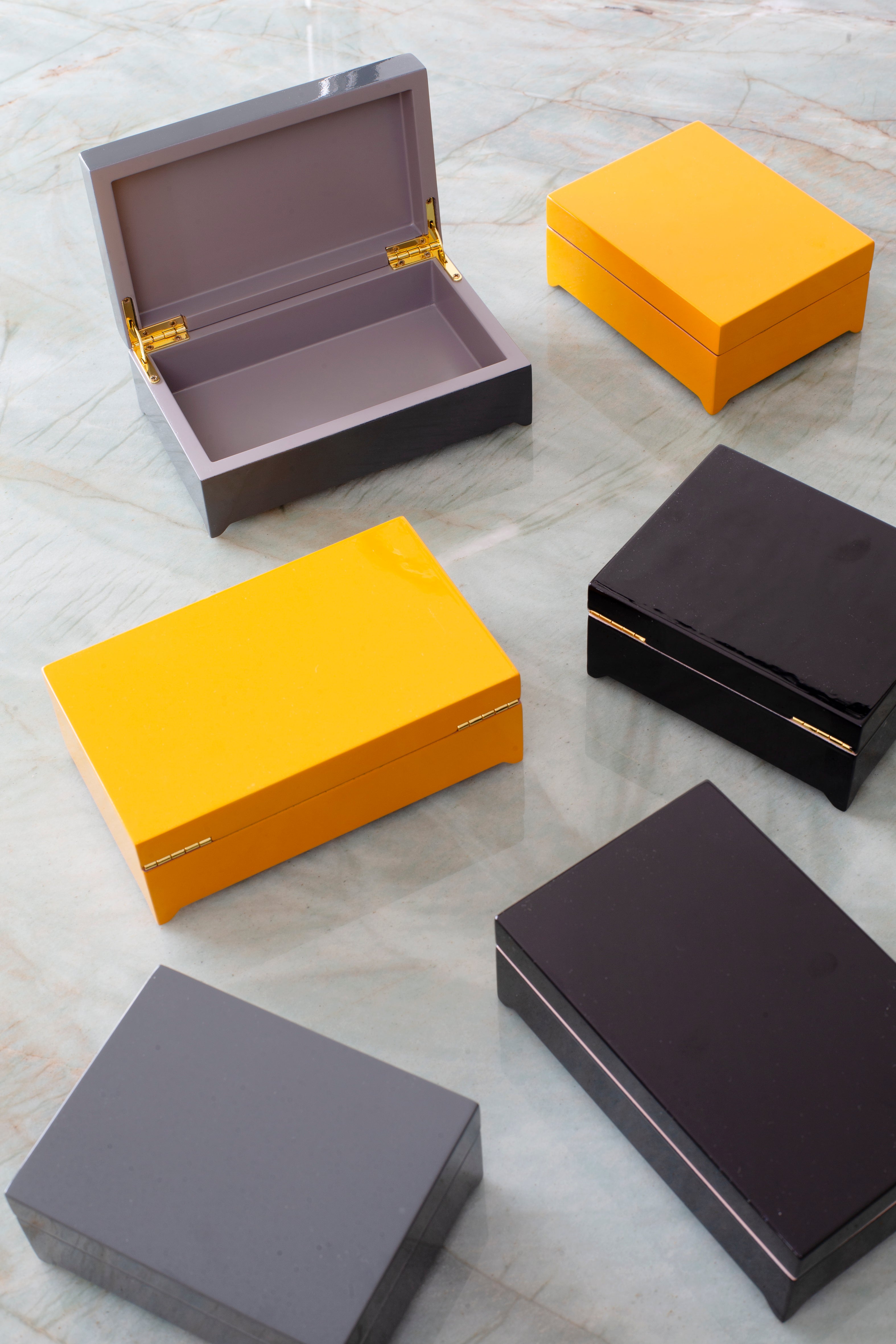 Lacquer box w hinge corner B Mango